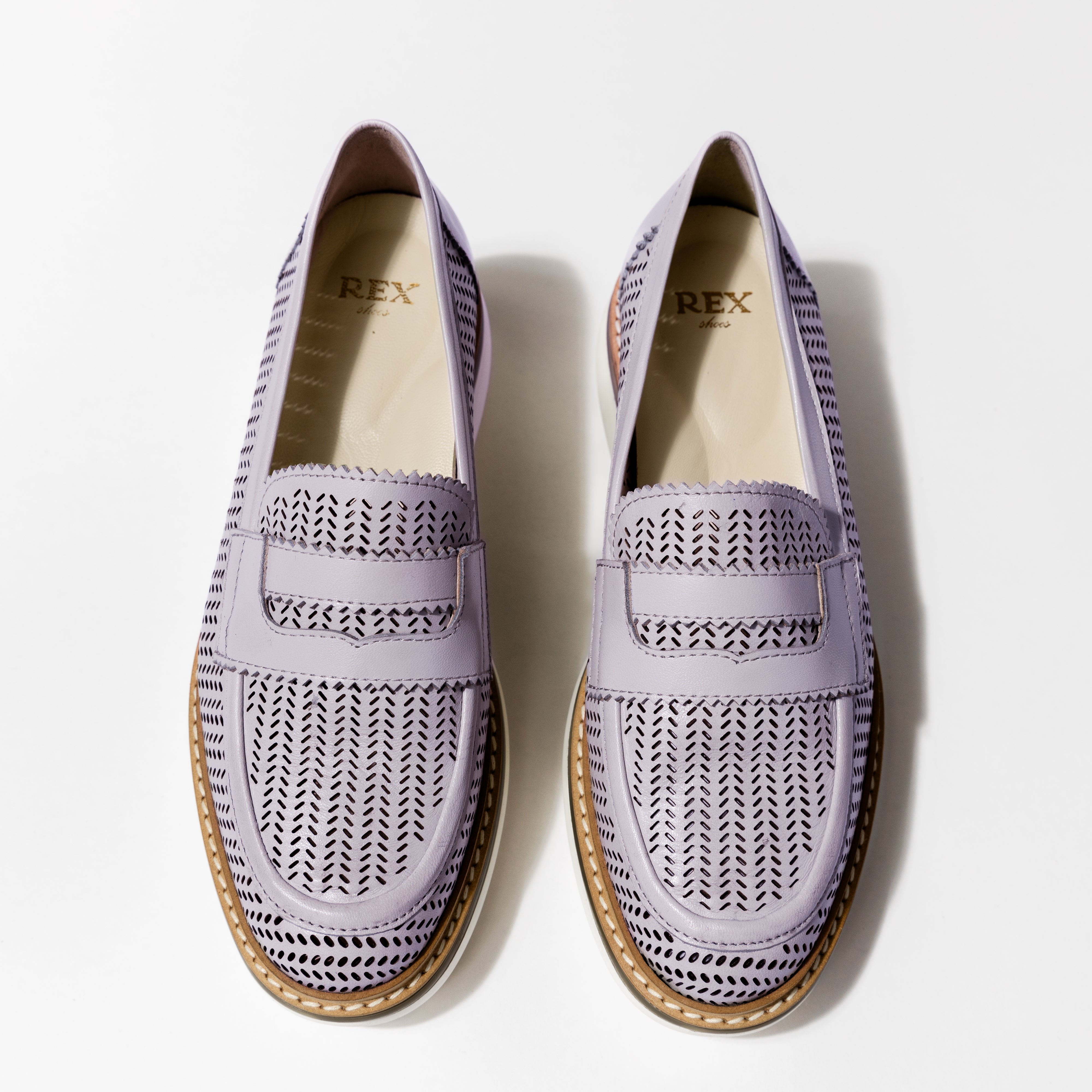 Close-up of the &#39;Lauren&#39; women&#39;s loafers in lavender, highlighting the pinking features and leather lining.